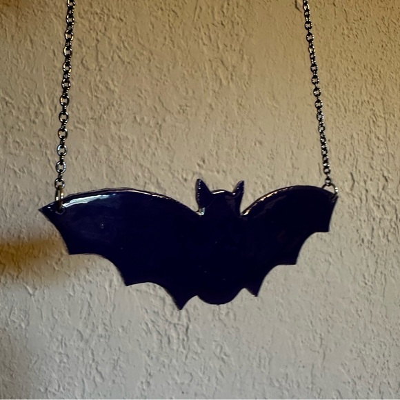 Spooky bat necklace - Picture 2 of 4